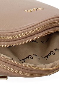 Pochette in pelle sintetica beige con una cerniera dorata. L'interno presenta una fodera in tessuto con un motivo di testo nero ripetuto.