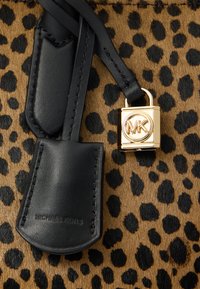MICHAEL Michael Kors SATCHEL - Handbag - husk multi
