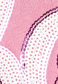 Roze textiel met witte en paarse pailletten golfpatronen. Glad textuur met glanzende, reflecterende versieringen.