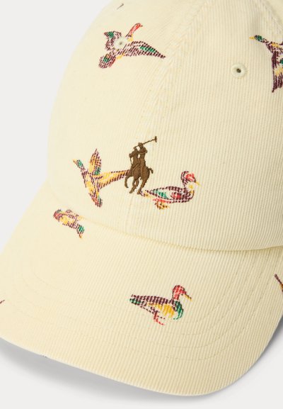 Кремава шапка от кадифе с бродирани цветни патици и кафяв логотип на polo играч отпред.