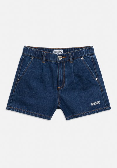 Sötétkék farmer anyagú gyerek rövidnadrág elülső zsebekkel, gombos rögzítéssel, Moschino logóval a derék címkén és a bal lábszár szegélyén.
