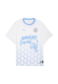 Tricou alb cu mânecă scurtă și accente albastre deschise, având un grafic cu textul "Manchester Calling", un model în formă de fagure și logo-ul Manchester City.
