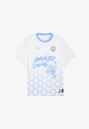 T-shirt blanc à manches courtes avec des accents bleu clair, affichant un graphique "Manchester Calling", un motif en nid d'abeille et le logo de Manchester City.