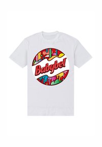 Bílý tričko s kruhovým grafickým motivem obsahujícím barevné abstraktní tvary a slovo "Babybel" napsané červeným písmem ve středu.