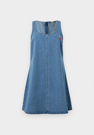 Rochie albastră din denim, fără mâneci, cu decolteu rotund și broderie mică cu cireșe pe partea stângă sus a pieptului.