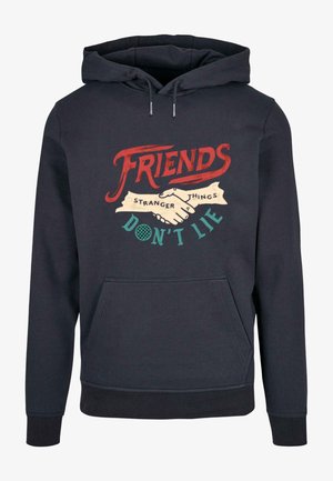 Navyblauer Kapuzenpullover aus weichem Stoff; verfügt über eine vordere Tasche und eine Kapuze. Das grafische Design umfasst Text und ein Händedruck-Motiv.