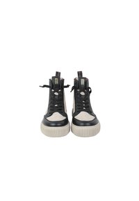 Sneaker alte nere e grigie in suede testurizzato e pelle liscia, con suola rigata e dettagli del logo sulla linguetta.