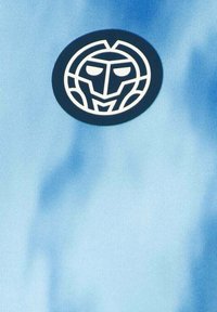 Tela azul clara con un logo circular que presenta un rostro estilizado en blanco, colocado sobre un fondo suave y mate.