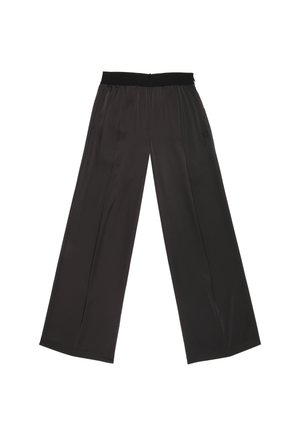 Zwarte broek met wijde pijpen, een gladde textuur en een elastische tailleband, plat neergelegd op een witte achtergrond.