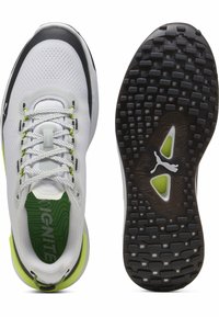 Bele športne copate z mrežastim zgornjim delom, črnimi in limeto zelenimi poudarki, zasnovo na vezalke, oblikovanim vložkom in teksturirano črno gumijasto podplatom.