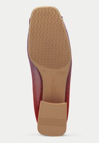 Röd och lila nät sneakersula har en texturerad gummibotten med en dämpad innersula märkt "TRI FLOW" och storlek 37.