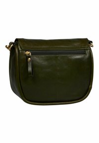 Borsa a tracolla in pelle verde con forma arrotondata, patta superiore, tasca anteriore con zip e dettagli in metallo dorato. Texture liscia.