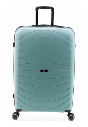 Lichtblauwe harde koffer met zwart telescopisch handvat en vier dubbele zwenkwielen, rechtopstaand op een witte achtergrond.