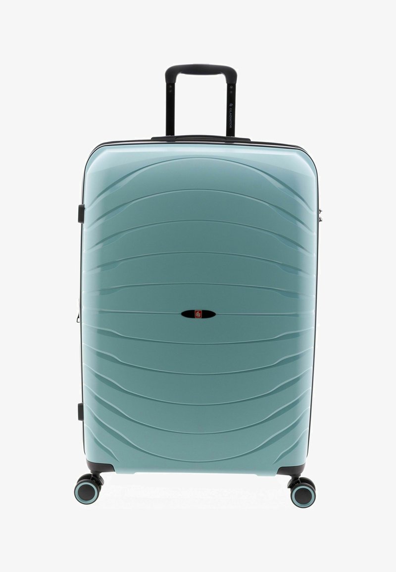 Valigia rigida di colore azzurro chiaro con manico telescopico nero e quattro ruote doppie girevoli, in posizione verticale su sfondo bianco.