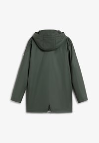 Chaqueta impermeable verde con capucha, que presenta una textura suave, mangas largas y un detalle de ventilación en la parte posterior, diseñada para uso al aire libre.