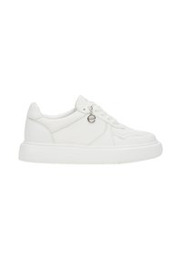 Białe sneakersy wykonane z gładkiej skóry, z okrągłym noskiem, sznurowanym przodem i okrąłym metalowym akcentem po boku. Gruba biała gumowa podeszwa.