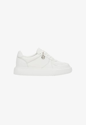 Białe sneakersy wykonane z gładkiej skóry, z okrągłym noskiem, sznurowanym przodem i okrąłym metalowym akcentem po boku. Gruba biała gumowa podeszwa.