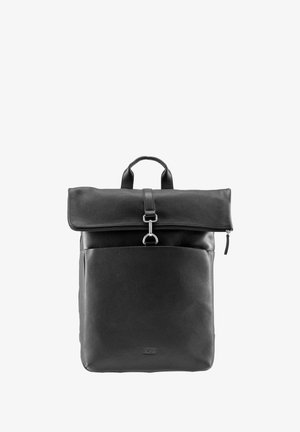 Zaino in pelle nera con finitura testurizzata, patta pieghevole, tracolla regolabile, manico superiore e tasca frontale con cerniera. Design minimalista.