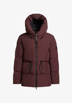 Burgundijas krāsas pufīgs mētelis ar lielu kapuci, vertikālu rāvējslēdzēju, regulējamām auklām un apļveida melnu emblēmu uz piedurknes.