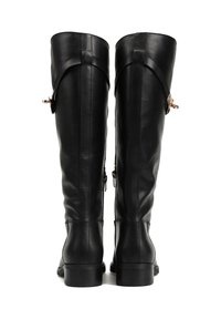 Czarne skórzane wysokie na kolano buty z gładką fakturą, z złotymi akcentami, zamkami błyskawicznymi z boku i lekko zaokrąglonym czubkiem.