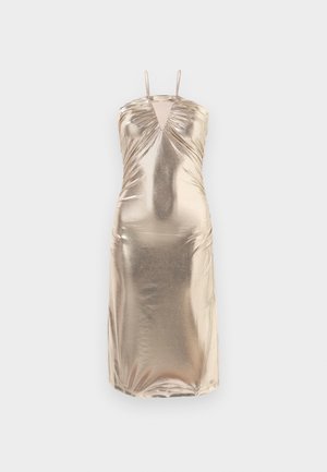 Vestido sin mangas de un dorado metálico con escote en V, detalles fruncidos en el busto y el cuerpo, y una silueta ajustada que llega hasta la mitad de la pantorrilla.