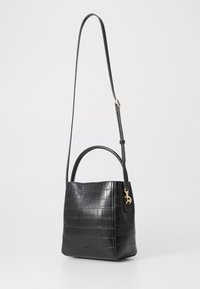 Borsa nera con motivo coccodrillo, dal corpo strutturato, con manico superiore e tracolla rimovibile, dotata di dettagli in metallo dorato.