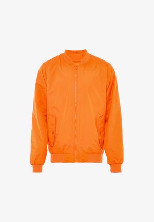 Orange bomber jakke med lynlås foran, ribbede manchetter og to sidelommer. Fremstillet af glat, letvægtsmateriale.