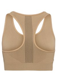 Beige sportbh met een gestructureerde achterkant voorzien van verticale perforaties, racerback ontwerp en een getailleerd lichaam voor ondersteuning en comfort.