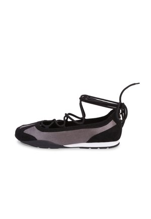 Zapatilla de ballet plana negra y gris con diseño de cordones cruzados y lazos para envolver el tobillo, con suela de goma blanca y negra.