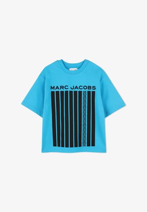 T-shirt en coton turquoise à manches courtes, avec un motif de rayures verticales noires et le texte "MARC JACOBS" sur la poitrine.