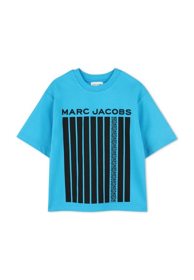 T-shirt en coton turquoise à manches courtes, avec un motif de rayures verticales noires et le texte "MARC JACOBS" sur la poitrine.
