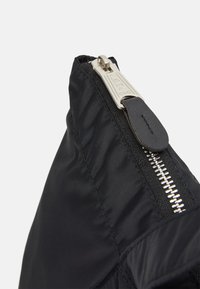 Alpha Industries WOLFHOUNDS ZIPP UNISEX - Veľká kabelka - black