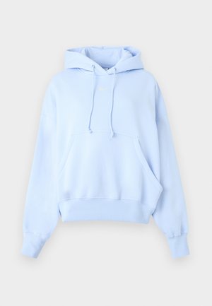 Ανοιχτό μπλε φούτερ με κουκούλα, μπροστινή τσέπη τύπου καγκουρό, κορδόνι στη κουκούλα, ριμπ μανσέτες και μικρό λευκό λογότυπο Nike στο στήθος.