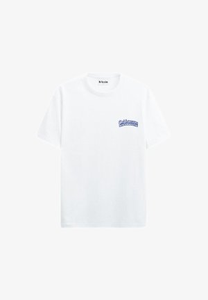 Weißes Baumwoll-T-Shirt mit kurzen Ärmeln, mit blauem gesticktem Text im linken Brustbereich. Klassisches Rundhalsdesign.