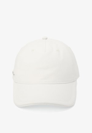 Valkoinen puuvillainen baseball-hattu, jossa on kaareva lieri, tuuletusaukot ja pieni metallikoriste sivussa. Sujuva rakenne.