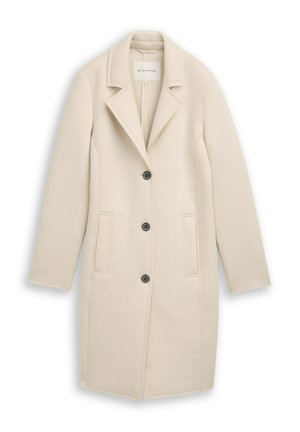 Beige lange jas met een reverskraag met inkeping, drie zwarte knopen, twee steekzakken aan de voorkant en lange mouwen, plat neergelegd.