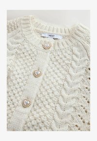 Nem kiválasztott, ecru