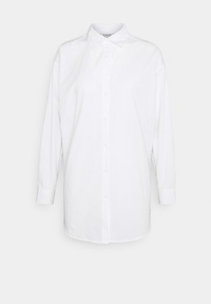 Biała koszula typu button-up z długimi rękawami, klasycznym kołnierzykiem i prostym krojem. Wykonana z gładkiego, lekkiego materiału. Bez wzorów ani akcentów.