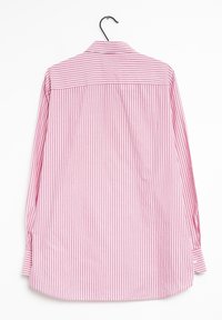 Camisa de botones a rayas rojas y blancas con cuello, mangas largas y dobladillo redondeado; hecha de una tela ligera. Colgando de un gancho negro.