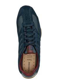 Sneaker blu navy con tomaia in camoscio e rete, design perforato, lacci scuri e suola in gomma. Marchio "GEOX Respira" visibile all'interno.