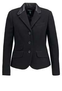 Blazer noir sur mesure pour femmes avec trois boutons, deux poches avant à rabat, une poche poitrine passepoilée et un col en cuir.