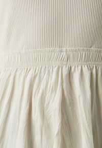 GAP CRINKLE MIXED MEDIA - Vestido informal - beige