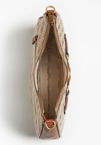 Beżowa torba na ramię z płótna z subtelnym wzorem, złotym zamkiem błyskawicznym i brązowymi akcentami. Wnętrze wyłożone kremową podszewką z powtarzającym się logo "GUESS".