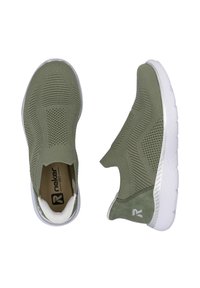 Groene gebreide instapsneakers met een textuurdesign, witte zool en branding op de binnenzool en hak. Lichtgewicht en flexibel.