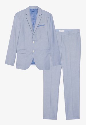 Abito blu chiaro composto da un blazer e pantaloni. Il blazer presenta due tasche frontali e una tasca sul petto con un rivestimento blu. Texture liscia.