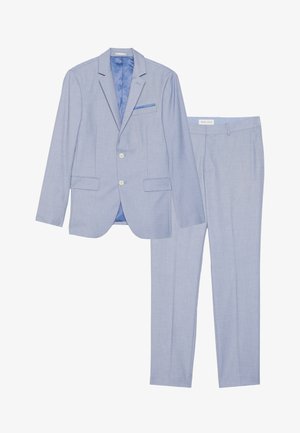 Šviesiai mėlynas kostiumas, susidedantis iš švarko ir kelnių. Švarkas turi dvi priekinės kišenes ir krūtinės kišenę su mėlynu pamušalu. Lygus paviršius.