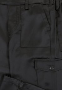 Zwarte broek van gladde stof met meerdere zakken en een knoopdetail, met een nauwsluitend ontwerp en schone naden.