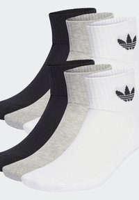 Četiri para posadačkih čarapa u crnoj, sivoj i bijeloj boji, izrađene od rebrastog pamuka, s izvezenim logom sa strane.