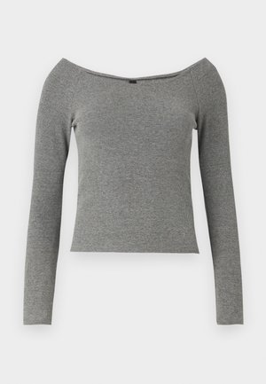 Siv svetrov dolgih rokavov z off-shoulder izrezom, prilegajoča zasnova in gladka tekstura. Brez vidne strojne opreme ali vzorcev.