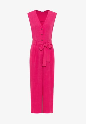 Roza brezrokavna kombinezona z V-izrezom, gumbom spredaj, pasom na pasu in širokimi hlačami. Tkanina se zdi teksturirana in lahka.